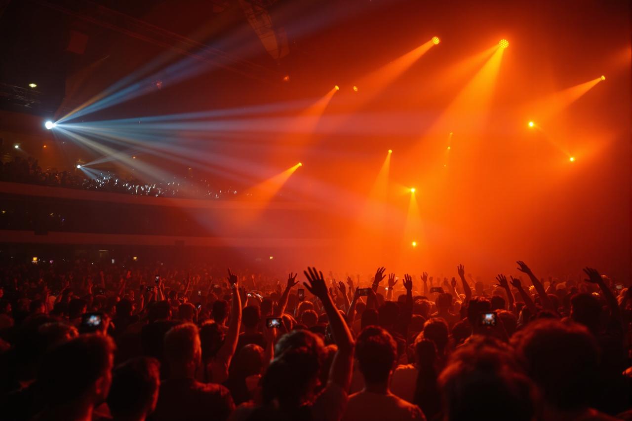 男同视频影迷见面会圆满举行，万名粉丝热情参与